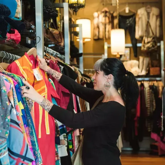 Une femme fait du shopping dans une boutique de San Francisco.