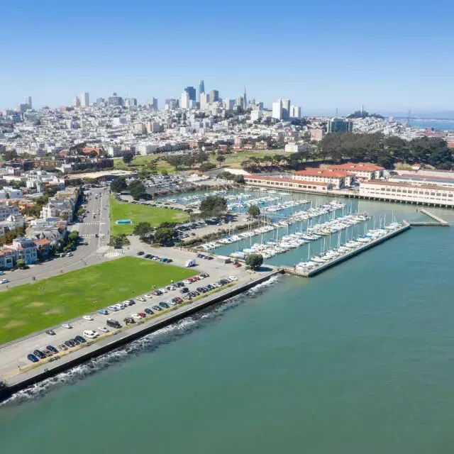 멀리 샌프란시스코 스카이라인이 보이는 포트 메이슨(Fort Mason) 공중.